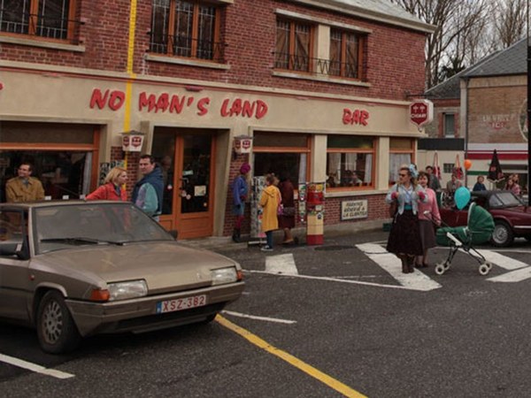 Le restaurant du No Man s Land dans Rien a declarer L’image contient peut-être : texte et plein air